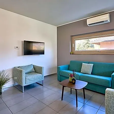 Bellagio Village - By The - Seasonal Warm Pool And Sauna מלון